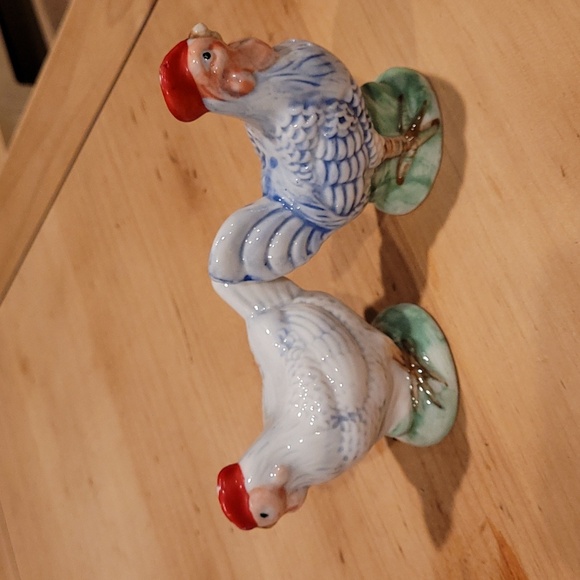 Ceramic Rooster & Hen salt & pepper shakers. - Picture 3 of 5